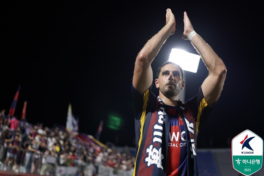 ▲ 여름 들어 5경기 연속골을 몰아치며 12골로 K리그1 개인 득점 2위로 올라선 수원FC의 싸박. 김은중 감독의 지도 아래 매서운 득점 페이스를 찾으면서 수원FC의 상승세에 기여하고 있다. ⓒ 한국프로축구연맹