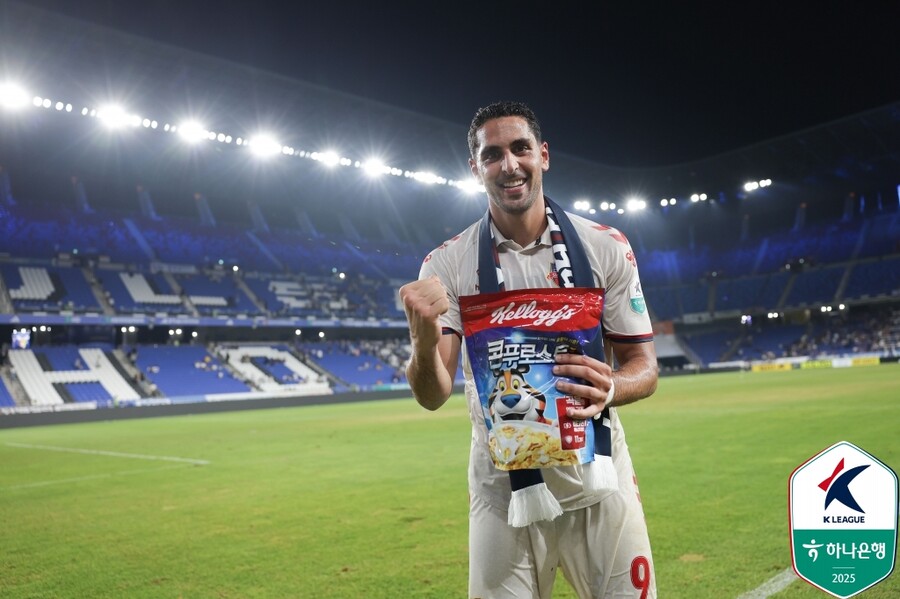 ▲ 여름 들어 5경기 연속골을 몰아치며 12골로 K리그1 개인 득점 2위로 올라선 수원FC의 싸박. 김은중 감독의 지도 아래 매서운 득점 페이스를 찾으면서 수원FC의 상승세에 기여하고 있다. ⓒ 한국프로축구연맹