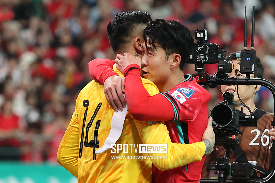 ▲ 2026 FIFA 북중미 월드컵 2차 예선 대한민국과 중국의 경기가 2024년 6월 서울월드컵경기장에서 열렸다. 1-0으로 승리한 손흥민이 울고 있던 중국 골키퍼 왕 달레이게 다가가 위로의 말을 전했다. ⓒ곽혜미 기자