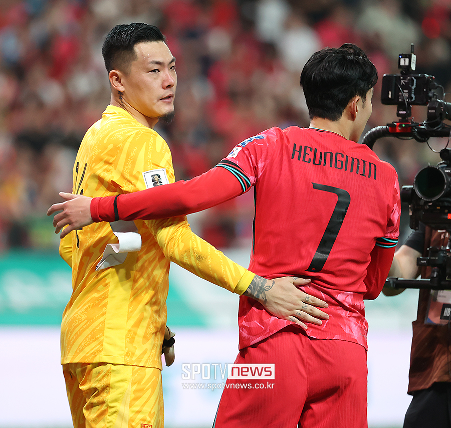 ▲ 2026 FIFA 북중미 월드컵 2차 예선 대한민국과 중국의 경기가 2024년 6월 서울월드컵경기장에서 열렸다. 1-0으로 승리한 손흥민이 울고 있던 중국 골키퍼 왕 달레이게 다가가 위로의 말을 전했다. ⓒ곽혜미 기자