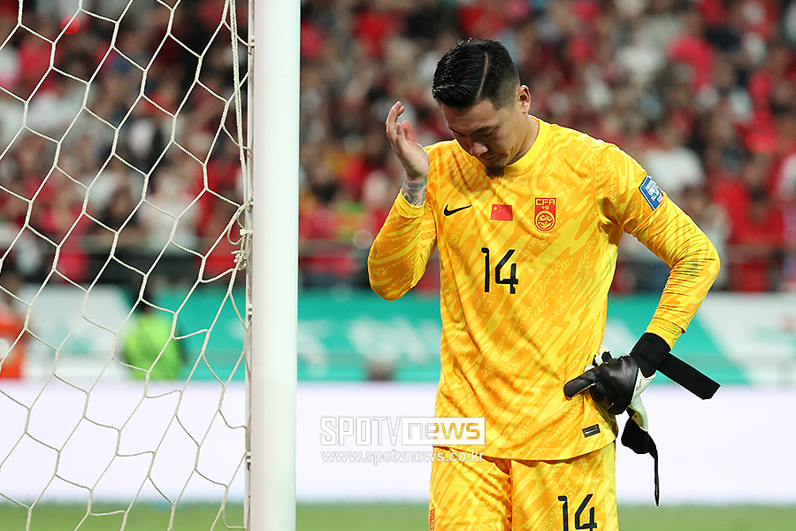 ▲ 2026 FIFA 북중미 월드컵 2차 예선 대한민국과 중국의 경기가 2024년 6월 서울월드컵경기장에서 열렸다. 1-0으로 승리한 손흥민이 울고 있던 중국 골키퍼 왕 달레이게 다가가 위로의 말을 전했다. ⓒ곽혜미 기자