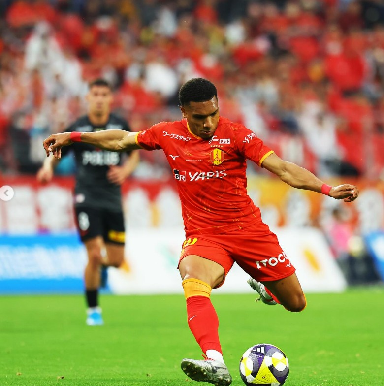 ▲ J1리그 나고야 그램퍼스는 21일(한국시간) 구단 공식 홈페이지를 통해 "구단은 잉글랜드 프리미어리그 소속의 에버튼과 전략적 파트너십을 체결했다. 이번 파트너십은 에버튼과 AS로마(이탈리아)의 공식 주주인 댄 프리드킨 그룹과 관계를 기반으로 체결됐으며, AS로마에 이어 맺어진 새로운 파트너십이다. 이로써 나고야는 차세대 선수 육성 및 국제 교류, 사업 제휴의 기회를 한 층 더 확대해 나갈 것이다"라고 발표했다. ⓒ나고야