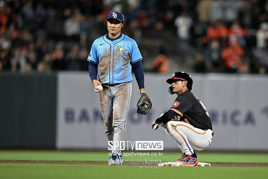 ▲ 2루에서 만난 김하성과 이정후.