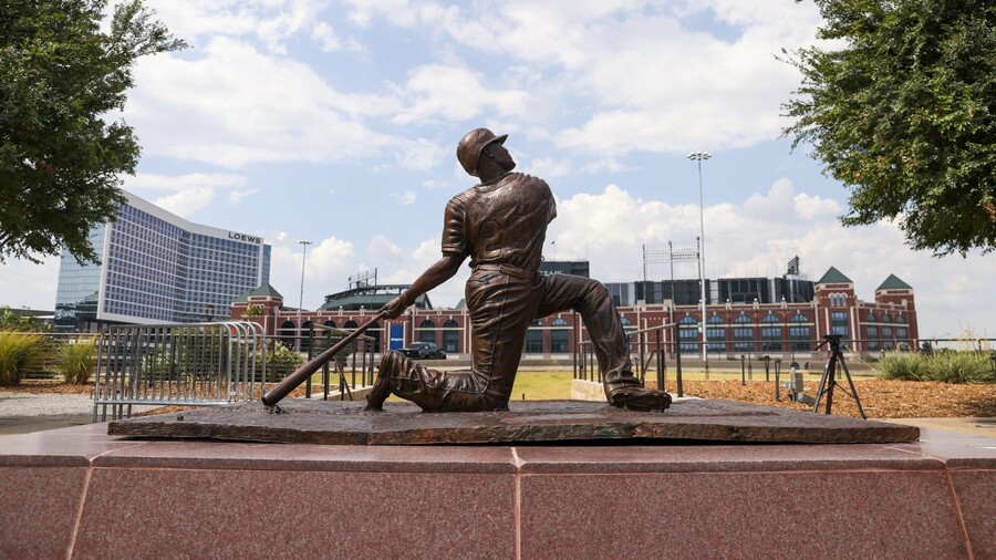 ▲ 텍사스 레인저스 홈구장 글로브라이프필드에 세워진 애드리안 벨트레 동상.