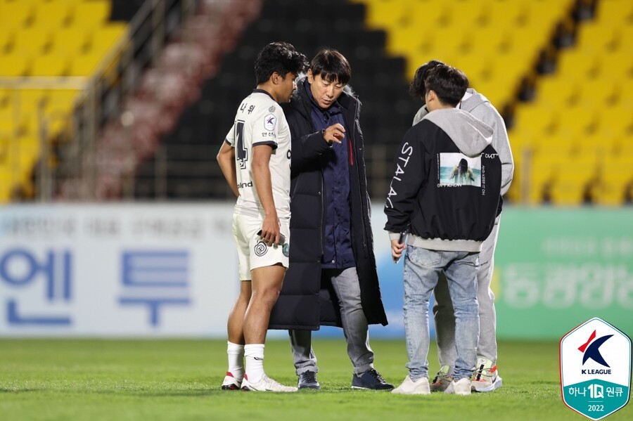 ▲ 경질 통보를 받은 지 약 5개월이 흘렀음에도 인도네시아 언론은 끊임없이 신태용 동향을 주시하는 분위기다. 신 감독이 울산HD 사령탑에 오른 내용까지 자세히 파악하면서 인도네시아는 여전히 관심을 표하며 현재 대표팀과 비교하고 있다. 사진은 K리그2에서 뛸 당시의 아스나위 ⓒ 한국프로축구연맹