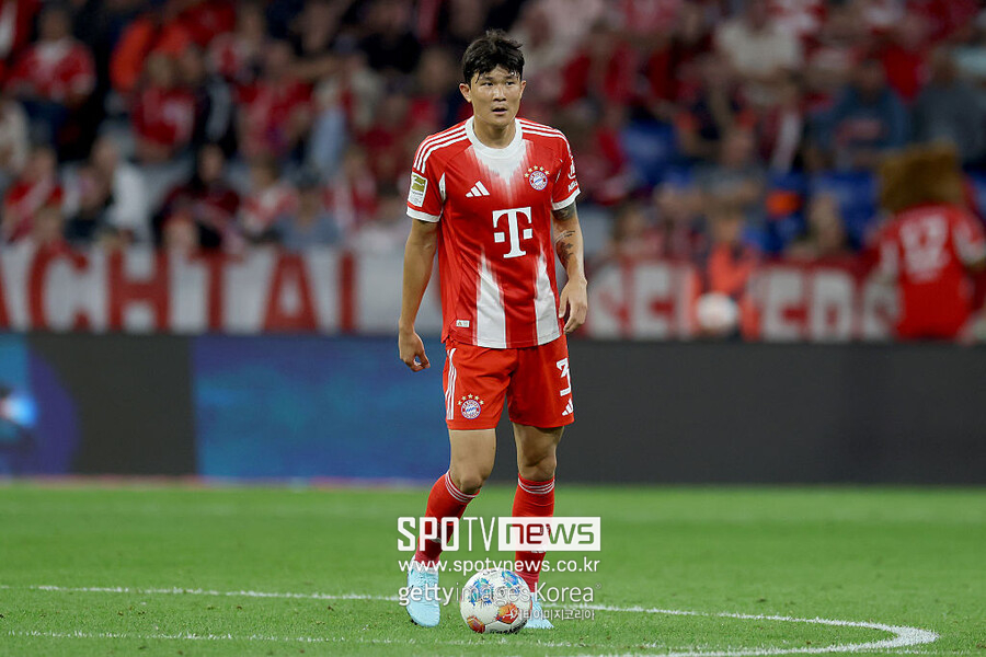 ▲ 김민재는 2023년 여름 나폴리(이탈리아)에서 바이에른 뮌헨으로 이적하며 5,000만 유로(약 805억 원)의 이적료를 기록했다. 분데스리가 수비수 최고액에 해당하는 금액이다. 하지만 아킬레스건 부상과 팀 전술 적응 문제, 일부 부진한 경기력이 겹치며 “이적료 대비 활약이 아쉽다”는 평이 이어졌다.