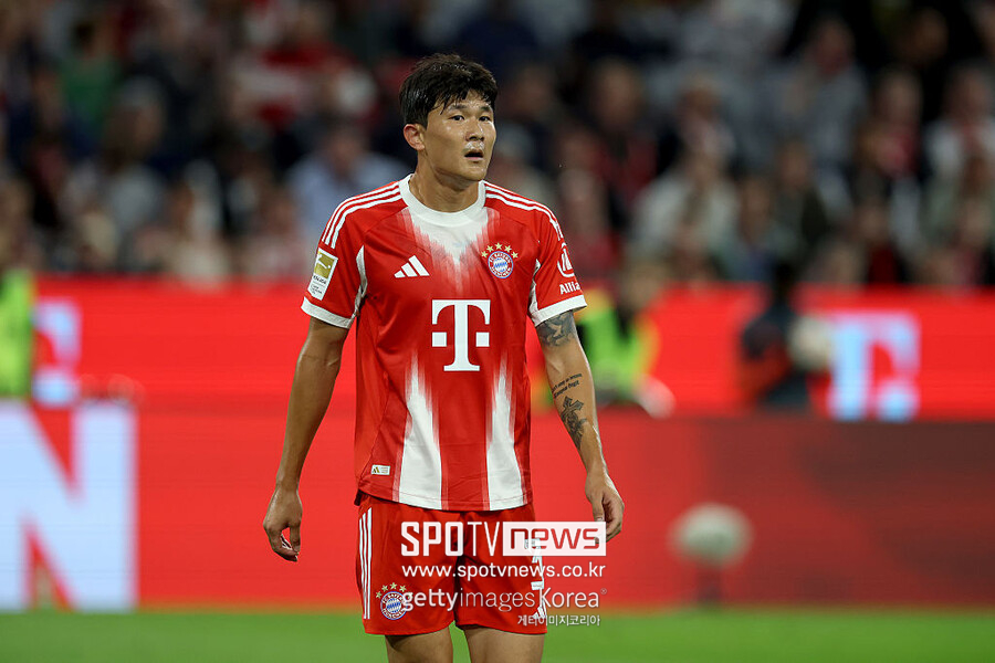 ▲ 김민재는 2023년 여름 나폴리(이탈리아)에서 바이에른 뮌헨으로 이적하며 5,000만 유로(약 805억 원)의 이적료를 기록했다. 분데스리가 수비수 최고액에 해당하는 금액이다. 하지만 아킬레스건 부상과 팀 전술 적응 문제, 일부 부진한 경기력이 겹치며 “이적료 대비 활약이 아쉽다”는 평이 이어졌다.