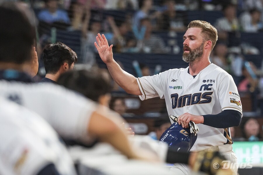 ▲ NC 맷 데이비슨이 24일 창원 롯데전에서 투수로 ⅓이닝을 던졌다. 신시내티 레즈 소속이던 2020년 9월 2일 세인트루이스 카디널스전 이후 5년 만의 등판이다. ⓒ NC 다이노스