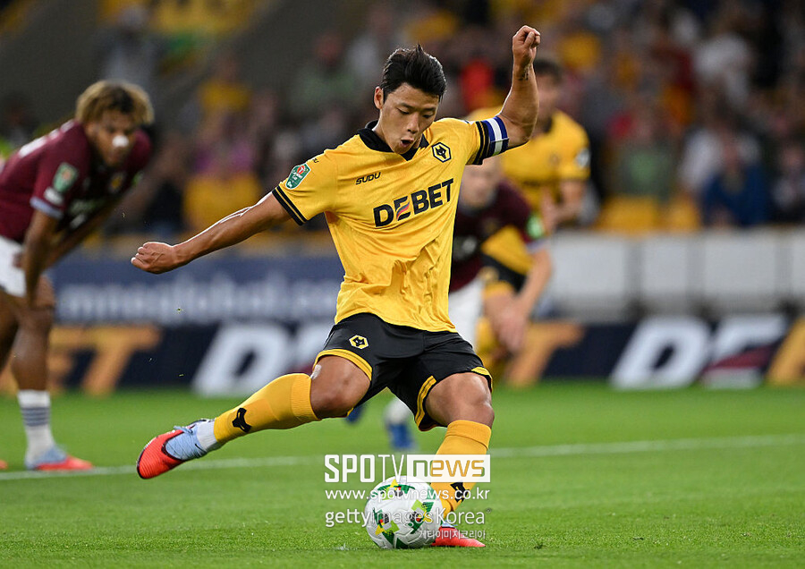 ▲ 황희찬은 2021년 울버햄튼 유니폼을 입은 이후 4시즌 동안 프리미어리그에서 활약하고 있다. 울버햄튼 데뷔 시즌과 2022 국제축구연맹(FIFA) 카타르 월드컵 이후 정점을 찍었지만, 직전 시즌에는 팀 주전 플랜에서 밀려 있었다. 모처럼 찾아온 선발 기회마저 살리지 못했다.