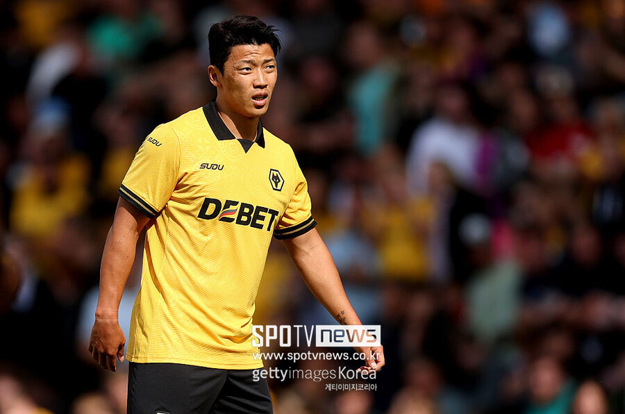 ▲ 황희찬은 2021년 울버햄튼 유니폼을 입은 이후 4시즌 동안 프리미어리그에서 활약하고 있다. 울버햄튼 데뷔 시즌과 2022 국제축구연맹(FIFA) 카타르 월드컵 이후 정점을 찍었지만, 직전 시즌에는 팀 주전 플랜에서 밀려 있었다. 모처럼 찾아온 선발 기회마저 살리지 못했다.