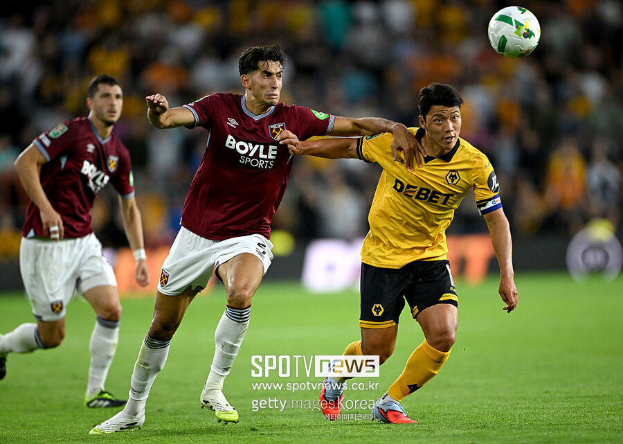 ▲ 황희찬은 2021년 울버햄튼 유니폼을 입은 이후 4시즌 동안 프리미어리그에서 활약하고 있다. 울버햄튼 데뷔 시즌과 2022 국제축구연맹(FIFA) 카타르 월드컵 이후 정점을 찍었지만, 직전 시즌에는 팀 주전 플랜에서 밀려 있었다. 모처럼 찾아온 선발 기회마저 살리지 못했다.