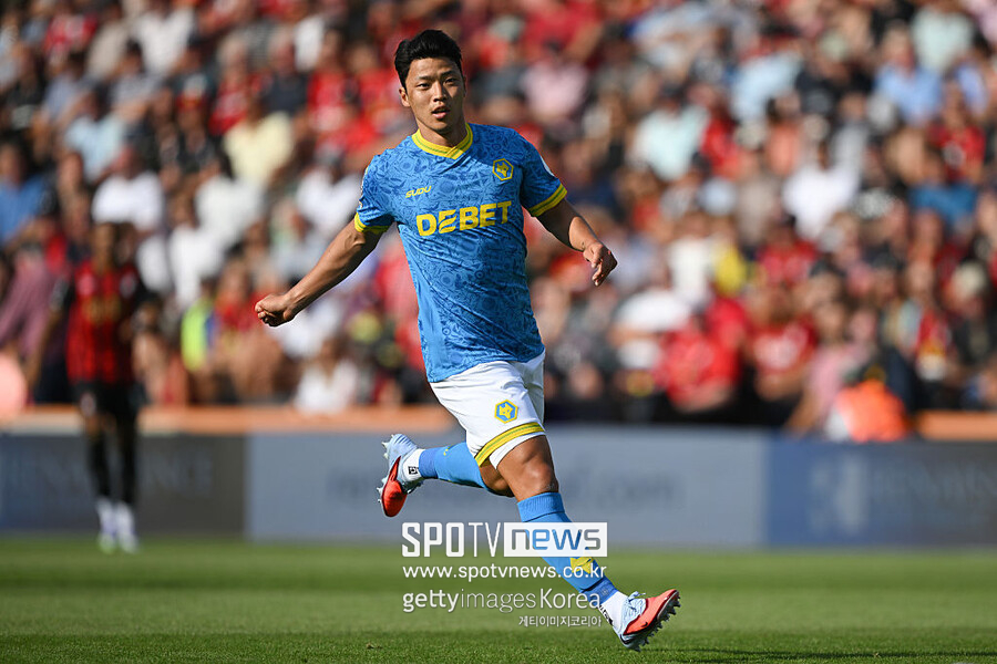 ▲ 황희찬은 2021년 울버햄튼 유니폼을 입은 이후 4시즌 동안 프리미어리그에서 활약하고 있다. 울버햄튼 데뷔 시즌과 2022 국제축구연맹(FIFA) 카타르 월드컵 이후 정점을 찍었지만, 직전 시즌에는 팀 주전 플랜에서 밀려 있었다. 모처럼 찾아온 선발 기회마저 살리지 못했다.