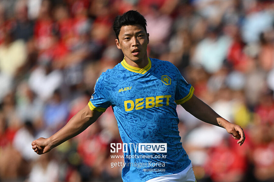 ▲ 황희찬은 2021년 울버햄튼 유니폼을 입은 이후 4시즌 동안 프리미어리그에서 활약하고 있다. 울버햄튼 데뷔 시즌과 2022 국제축구연맹(FIFA) 카타르 월드컵 이후 정점을 찍었지만, 직전 시즌에는 팀 주전 플랜에서 밀려 있었다. 모처럼 찾아온 선발 기회마저 살리지 못했다.