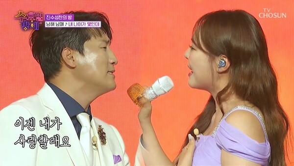 ▲ 27일 방송된 '수요일 밤에'에서 미스김(오른쪽)이 나상도와 '내 나이가 몇인데'를 불렀다. 방송화면 캡처