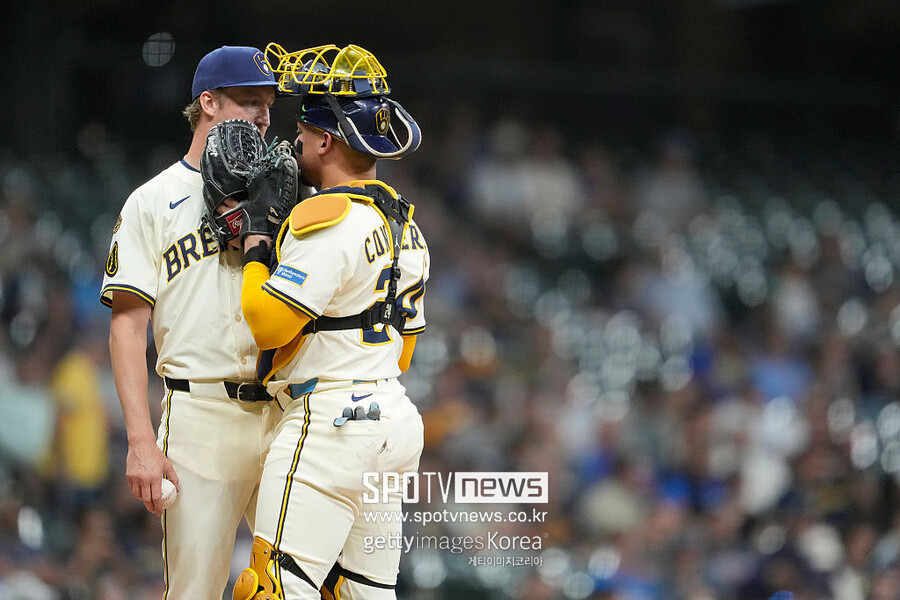 ▲ 윌리엄 콘트레라스와 이야기를 나누는 에릭 페디. 이날 밀워키 브루어스 데뷔전을 치렀다.