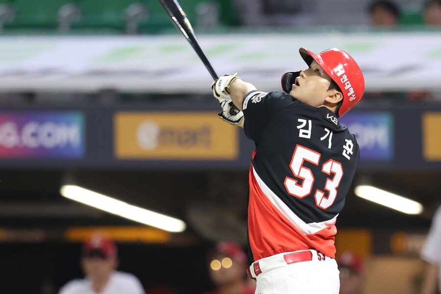 ▲ 연장 11회 느닷없는 풀스윙으로 모두를 깜짝 놀라게 한 투수 김기훈 ⓒKIA타이거즈
