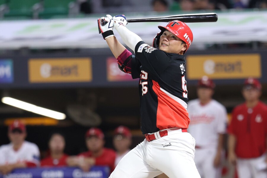 ▲ 한준수가 번트에 부담감을 느끼는 것을 직감한 이범호 감독은 작전을 강공으로 바꿨고 이는 결과적으로 큰 성공을 거뒀다 ⓒKIA타이거즈