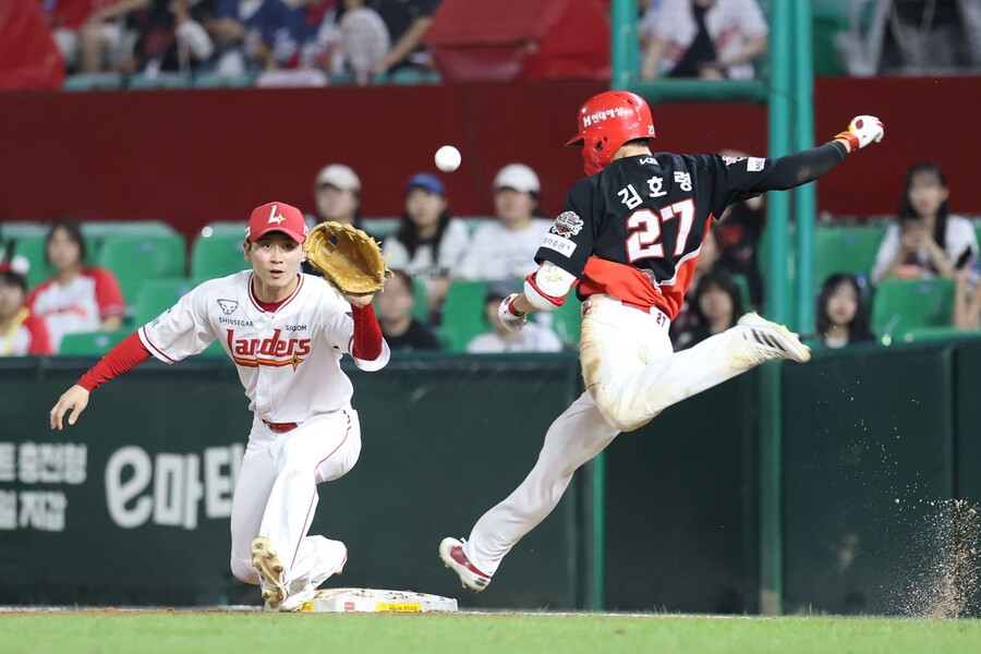 ▲ 연장 11회 무사 1,2루에서 기막힌 번트 안타를 만들며 대량 득점에 일조한 김호령 ⓒKIA타이거즈