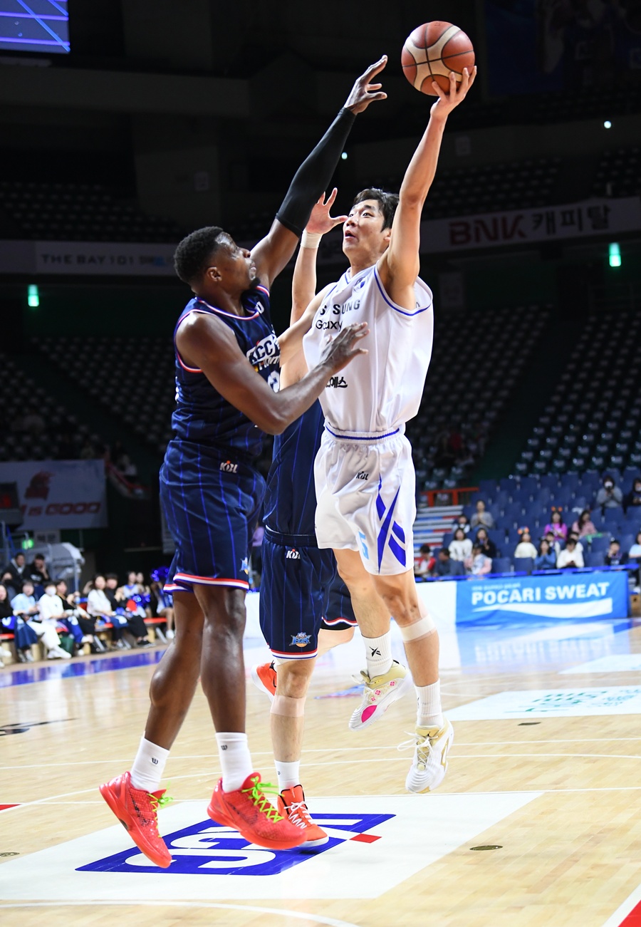 ▲ 이원석(오른쪽) ⓒ KBL