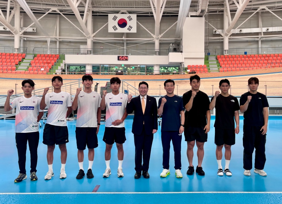 이상현 회장은 김택수 촌장과 함께 사이클 국가대표 선수들이 훈련 중인 벨로드롬을 직접 찾아 선수들을 격려했다ⓒ대한사이클연맹