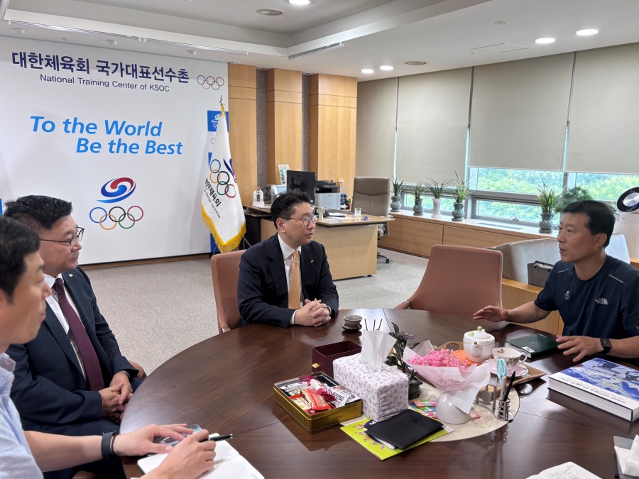 대한사이클연맹 이상현 회장이 9일 진천 국가대표선수촌을 찾아 김택수 선수촌장과 면담했다. ⓒ대한사이클연맹