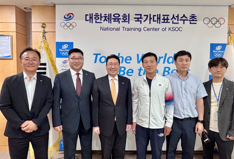 대한사이클연맹 이상현 회장이 9일 진천 국가대표선수촌을 찾아 김택수 선수촌장과 면담했다. ⓒ대한사이클연맹