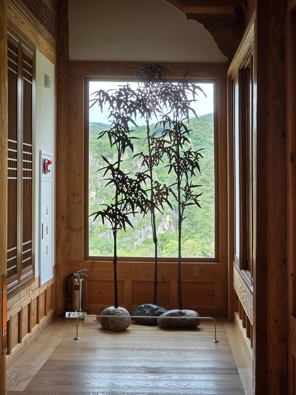 ▲ 강원도 영월 더한옥헤리티지호텔에 전시된 조각가 김광호의 작품 '竹-바람이 지나'.