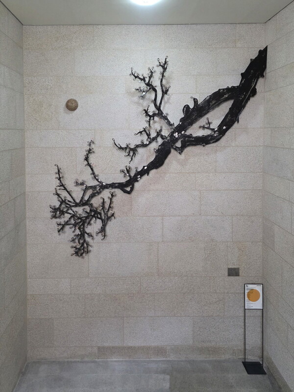 ▲강원도 영월 더한옥헤리티지호텔에 전시된 조각가 김광호의 작품 '봄바람-매화'.