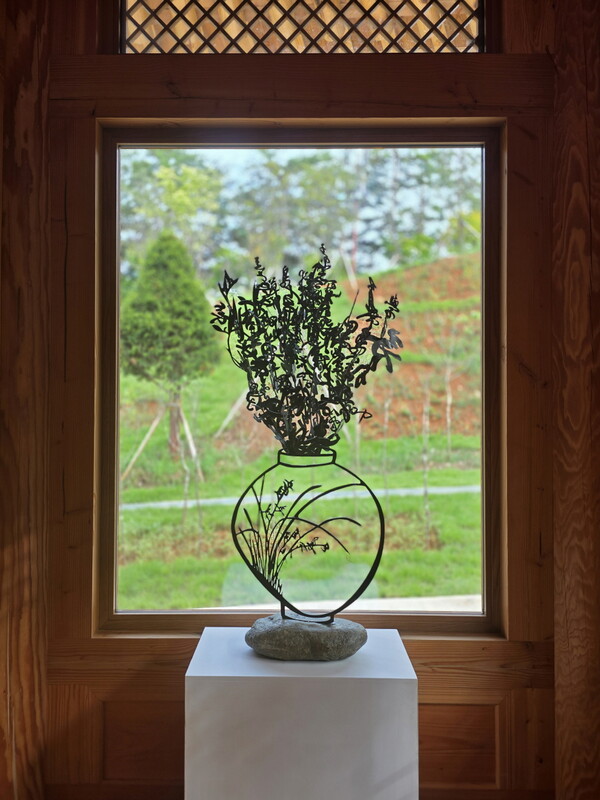 ▲더한옥헤리티지호텔에 전시된 김광호 작가의 작품 '蘭-연서'.