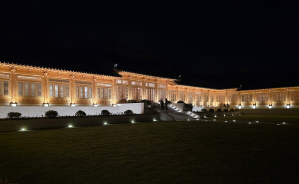 ▲ '김광호 사군자 조각 초대전'이 열리는 더한옥헤리티지호텔 전경.