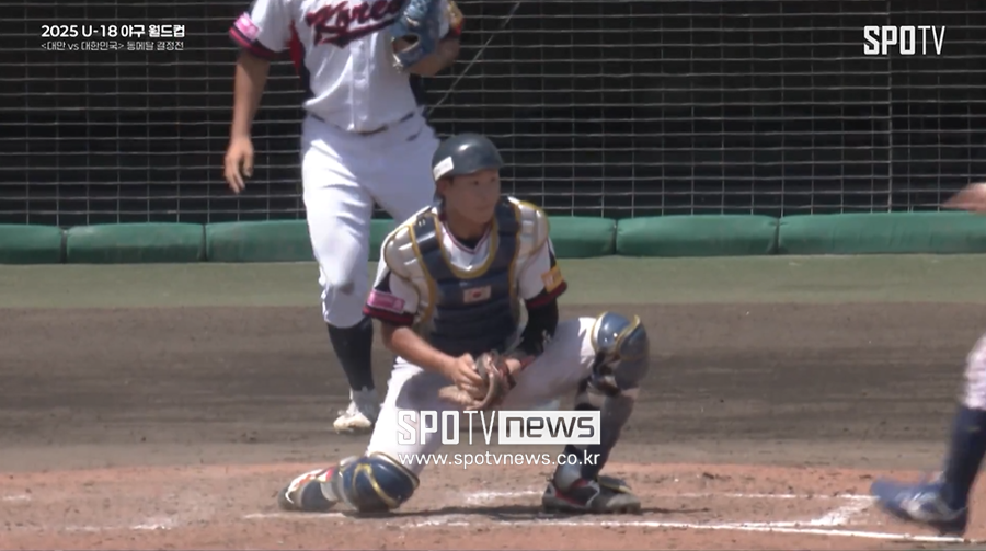 ▲ 포수 이희성이 중견수 오재원의 송구를 받고 쩡셩언을 기다리는 장면. 심판진은 이 상황을 홈 플레이트 충돌 유발로 봤다. ⓒ 중계 화면 캡처