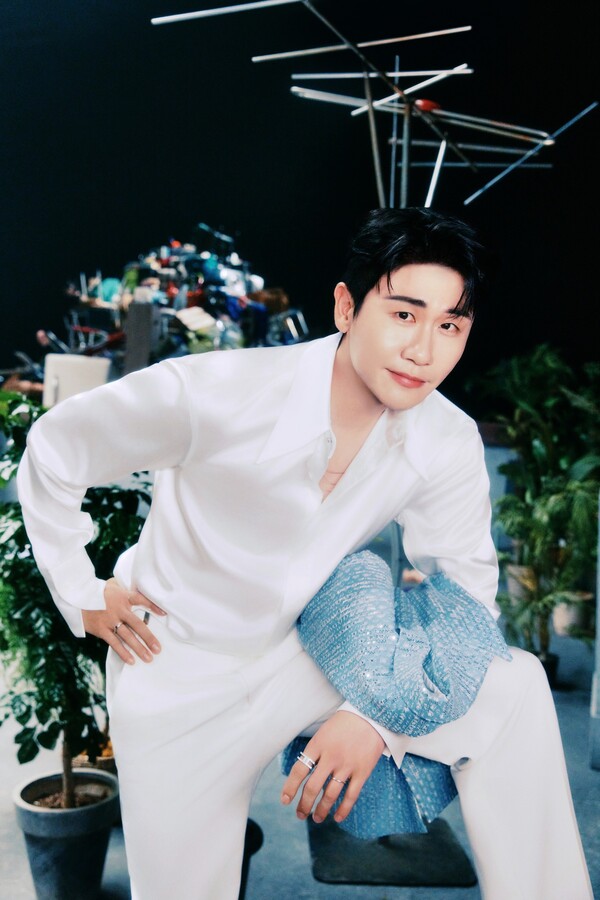 ▲ 10월 9일 새롭게 단장해 돌아오는 '개는 훌륭하다' MC를 맡은 영탁. 제공|어비스컴퍼니