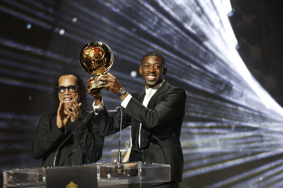 ▲ 남자 발롱도르의 이름이 호명되는 순간, 파리 샤들레 극장은 뜨거운 함성으로 가득 찼다. 우스만 뎀벨레였다. 도르트문트와 바르셀로나 시절 불안한 활약으로 ‘금쪽이’라는 꼬리표가 붙었던 그는 PSG 이적 후 화려하게 부활했고, 마침내 발롱도르를 품에 안았다. ⓒ연합뉴스/EPA