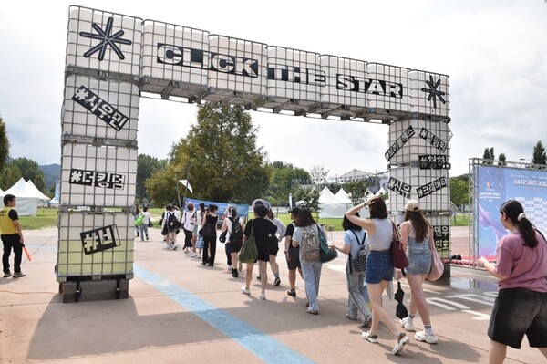 ▲ 뜨거운 여름, 자라섬에서 펼쳐진 ‘2025 클릭 더 스타 K팝 뮤직 페스티벌’은 음악과 사람, 그리고 수많은 별들이 어우러진 그 현장은 관객들에게 오래도록 기억될 여름의 한 페이지가 됐다는 평가를 받았다. 제공|월드케이팝센터