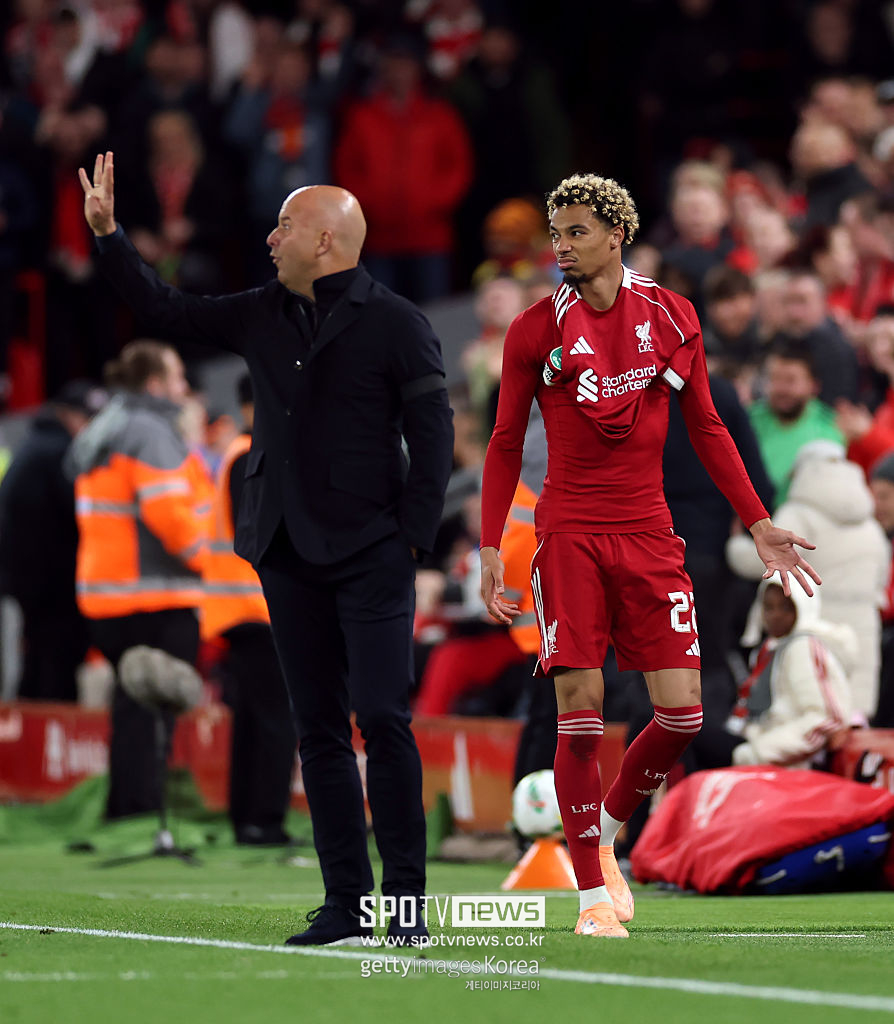 ▲ 안도의 한숨과 함께 다음 라운드 티켓을 따냈지만 경기 후 화제 중심은 승리가 아닌 에키티케(오른쪽)의 무모한 행동이었다. 슬롯 감독은 기자회견에서 “첫 번째 경고도 불필요했는데 두 번째는 말도 안 된다. 감정을 조절하지 못한 결과였다. 만일 유럽축구연맹 챔피언스리그 결승전서 골을 넣고 (유니폼을) 벗었다면 이해할 수 있을지도 모른다. 하지만 오늘(24일) 같은 경기에서 그럴 이유는 없었다. 솔직히 멍청한 행동이었다”며 날을 세웠다.