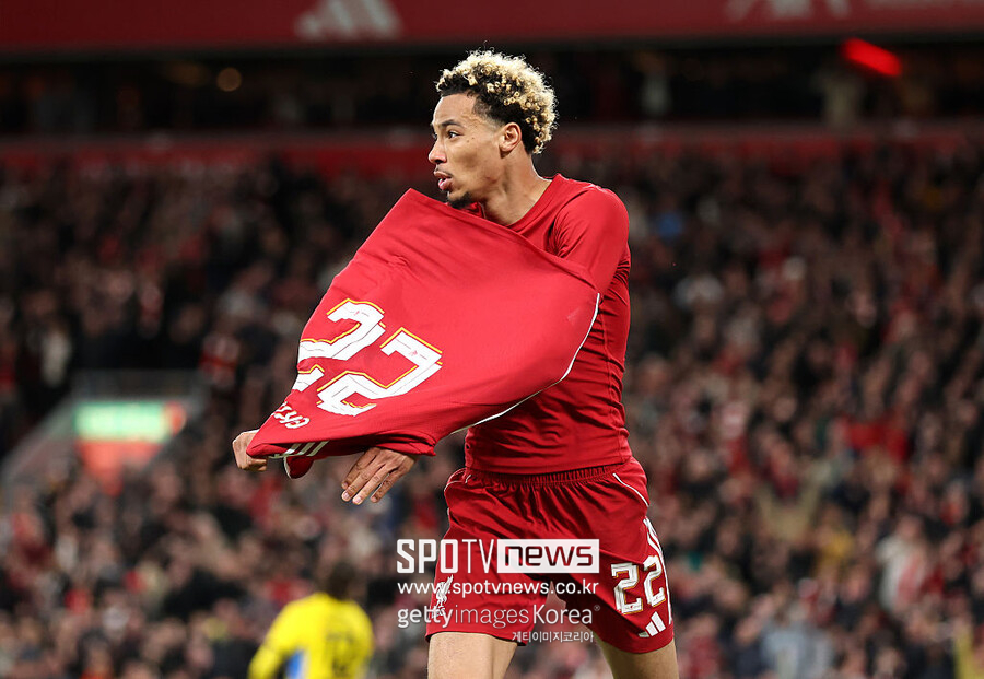 ▲ 리버풀은 24일(한국시간) 영국 리버풀의 안필드에서 열린 2025-2026 카라바오컵 3라운드에서 사우샘프턴을 2-1로 꺾고 16강 진출을 확정지었다. 스코어 격차도 적었지만 그 이상의 땀과 긴장이 흐른 경기였다. 후반 교체 투입된 에키티케 돌발 행동이 승리 분위기를 한순간에 얼려버린 탓이다.