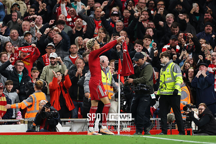 ▲ 이번 퇴장으로 에키티케는 오는 27일 열리는 팰리스와 프리미어리그 6라운드에 출전하지 못한다. 리버풀로선 컵대회 승리와 불필요한 전력 손실 대가를 함께 안게 됐다. 신입생 에키티케에게는 뼈아픈 교훈이자 슬롯 감독에겐 팀 관리 차원의 숙제가 남은 셈이다. 공식전 7연승·카라바오컵 16강행 낭보보다 '멍청했다'는 감독의 냉정한 단어가 더 깊게 남을 하루였다.