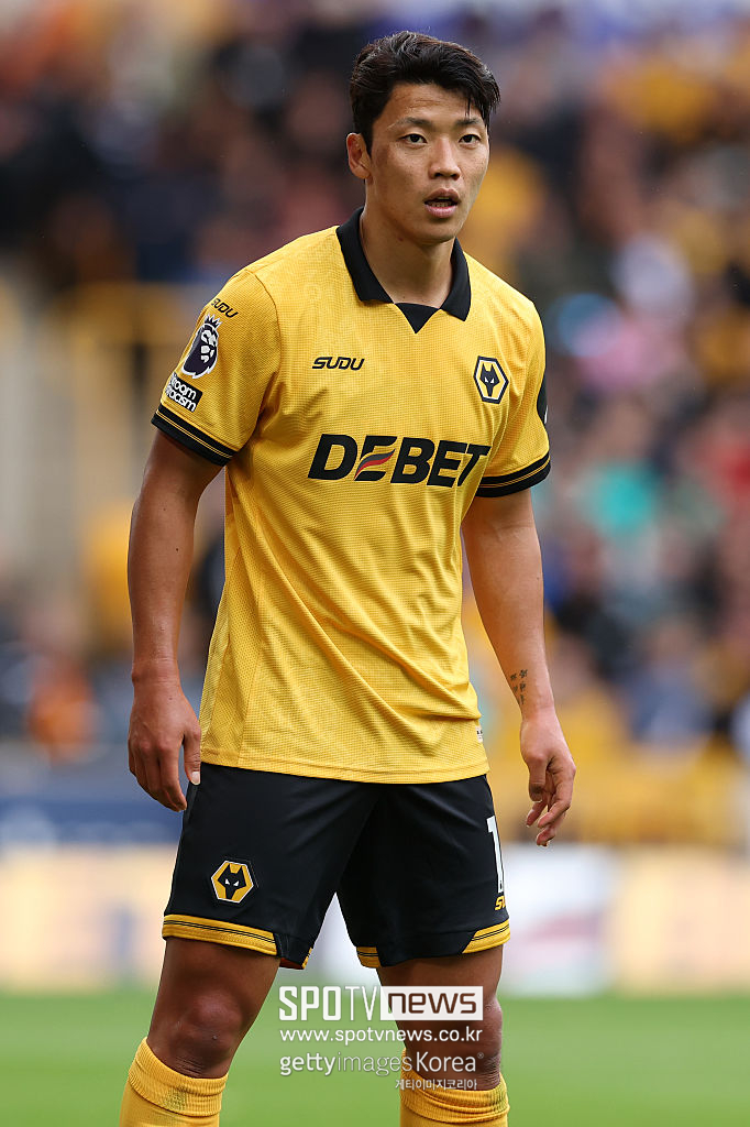 ▲ 울버햄프턴 전방 경쟁은 갈수록 치열해지고 있다. 이적설 끝에 재계약에 성공한 주축 골게터 예르겐 스트란 라르센을 비롯해 새로 합류한 존 아리아스(←플루미넨시) 페르 로페스(←셀타 비고) 그리고 '오현규 옛 동료' 아로코다레까지 신입 자원이 빠르게 적응하면서 황희찬 입지가 점점 흔들리고 있다. 