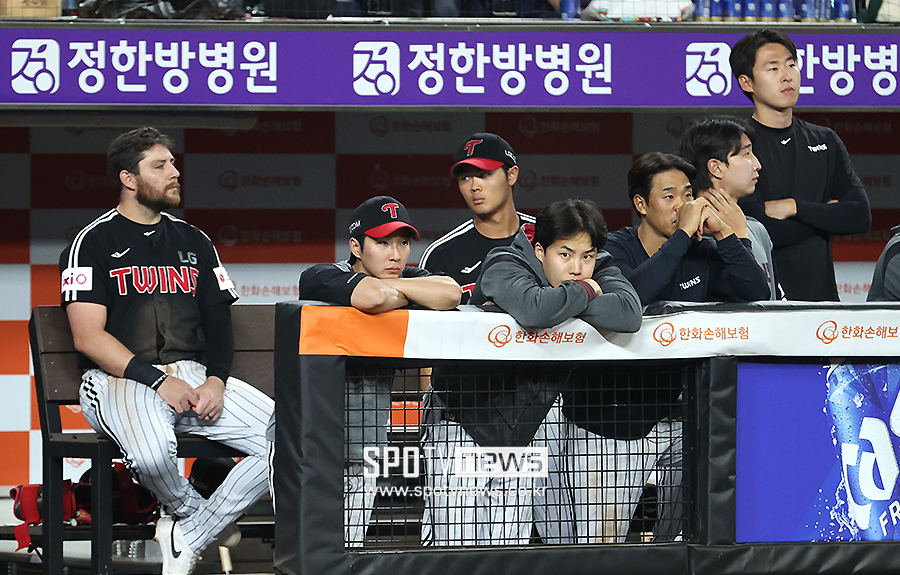 ▲ LG 트윈스가 시즌 막판 고비를 마주했다. 한화의 패배로 1위 매직넘버를 6에서 5로 줄였지만, 정작 LG는 2경기에서 내리 졌다. 그것도 '대참사'급 참패가 반복됐다. ⓒ곽혜미 기자