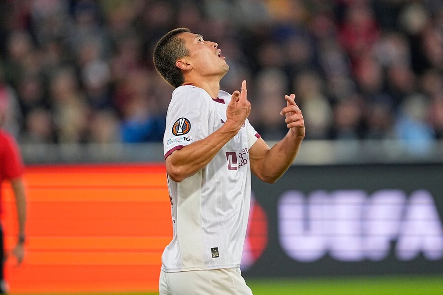 ▲ 부상에서 돌아와 점차 폼을 끌어올리고 있는 조규성은 이날 60분간 활발히 움직였다. 전반 40분엔 위협적인 헤더 슈팅으로 달아나는 골을 꾀했다. 다만 상대 골키퍼 선방에 막혀 연속골 행진은 이어가지 못했다. 그럼에도 경기 내내 왕성한 활동량으로 슈투름 그라츠 후방을 흔들었다. ⓒ 연합뉴스 / AFP