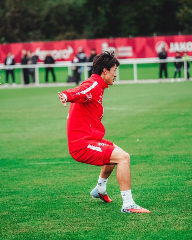 ▲ 햄스트링 통증으로 9월 미국 원정에서 조기 낙마한 이재성(마인츠)이 18일 만에 돌아왔다. 중원에서 공수 연결고리 노릇을 수행하는 데 월등한 기량을 지닌 '허리 싸움 1인자' 부상 복귀는 소속팀과 대표팀 모두에 적잖이 반가울 소식이다. ⓒ 마인츠 SNS