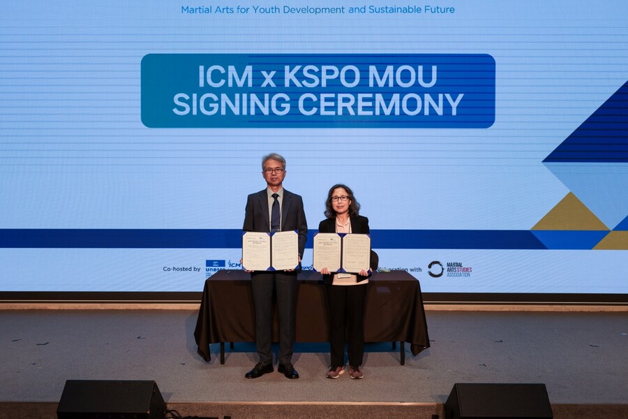 유네스코 국제무예센터와 협약체결 사진(김규직 사무총장과 차차남 본부장) ⓒ국민체육진흥공단