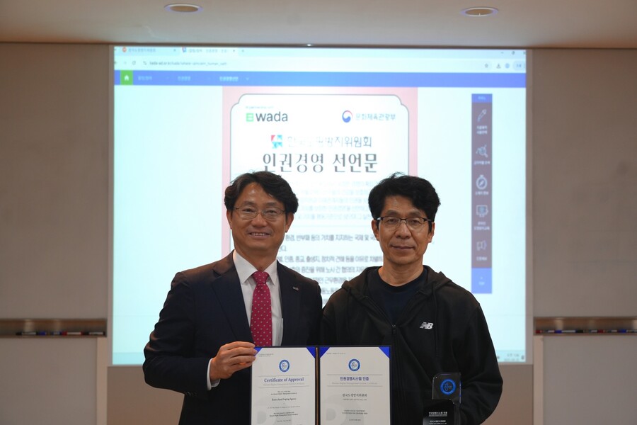 이영찬 한국경영인증원 경영평가본부장 및 양윤준 위원장 ⓒKADA