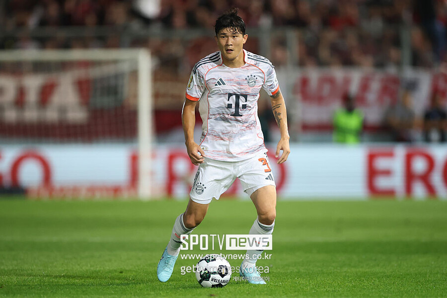 ▲ 김민재의 팀 내 입지를 오히려 강화시키는 계기가 될 수도 있다. 뮌헨 수비진이 부상으로 흔들리고 있는 상황에서 김민재는 ‘철기둥’이라는 별명에 걸맞은 존재감을 증명했다. 단순한 경련에 불과했던 이번 사건은 오히려 김민재가 팀에서 얼마나 중요한 자원인지, 그가 빠지면 어떤 불안감이 드러나는지를 명확히 보여줬다.