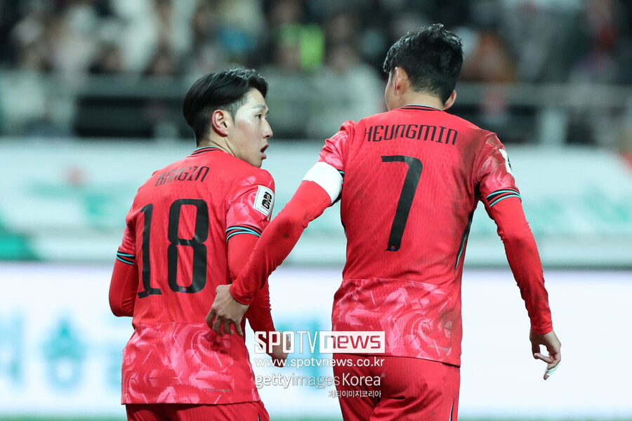 ▲ 이강인(왼쪽) 후보 등록보다 더 놀라운 점은 지난해까지 붙박이 후보이자 단골 수상자였던 손흥민 이름이 명단에서 빠졌다는 사실이다. 후보 선정 근거를 놓고 논란이 일지만 그와 별개로 이번 AFC 발표가 한국 축구의 뼈아픈 민낯을 드러낸 결과가 아니냐는 지적이 힘을 얻고 있다. 