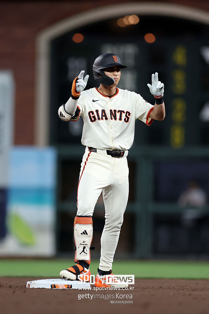 ▲ 이정후가 3루타 포함 3안타로 펄펄 날았다.