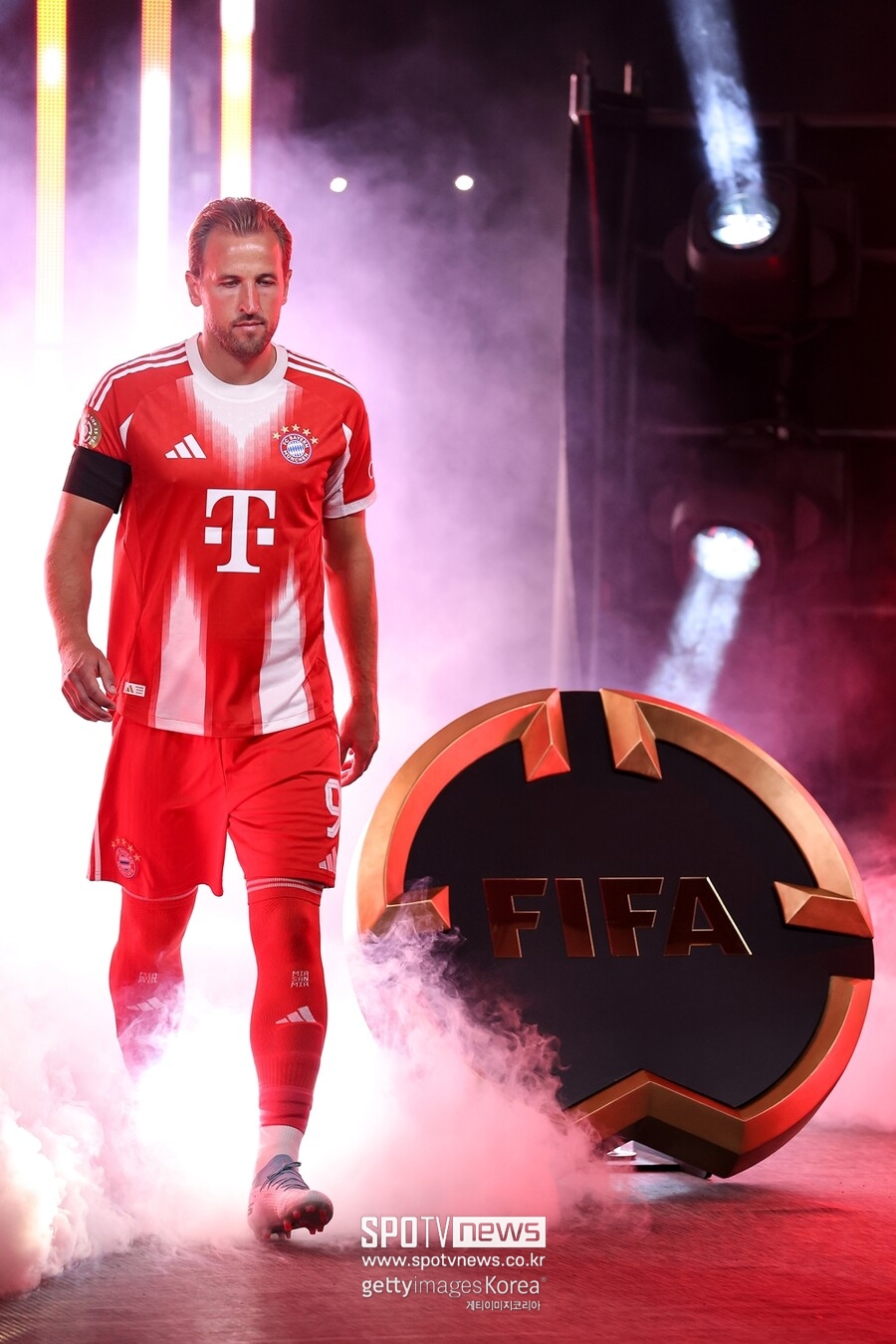 ▲ 케인에게 개인 성취보다 간절한 건 우승 트로피였다. 토트넘에서 늘 손에 닿을 듯 닿지 않던 우승컵을 향한 갈망이 그를 독일로 이끌었다. 결과는 성공이었다. 뮌헨 2년차 시즌에 마이스터샬레(분데스리가 트로피)와 골든 부츠를 모두 석권했고 올 시즌 역시 무시무시한 득점 본능으로 불과 104경기 만에 통산 100호골 고지를 밟았다. 크리스티아누 호날두(알나스르)와 엘링 홀란(맨시티)이 105경기 만에 달성한 수치를 넘어선 신기록이었다. 