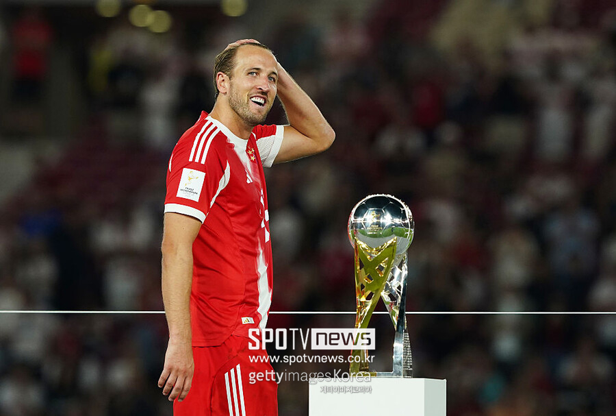 ▲ 올 시즌 목표는 명확하다. 분데스리가 2연패와 유럽축구연맹(UEFA) 챔피언스리그 정상 등정이다. 지난해 독일 전장을 완벽히 장악한 케인에게 이제 남은 건 유럽 제패뿐이다. 그의 말처럼 머릿속에 EPL 복귀는 없다. 지금 케인 눈에는 오직 뮌헨 엠블럼과 빛나는 트로피만이 자리하고 있다.