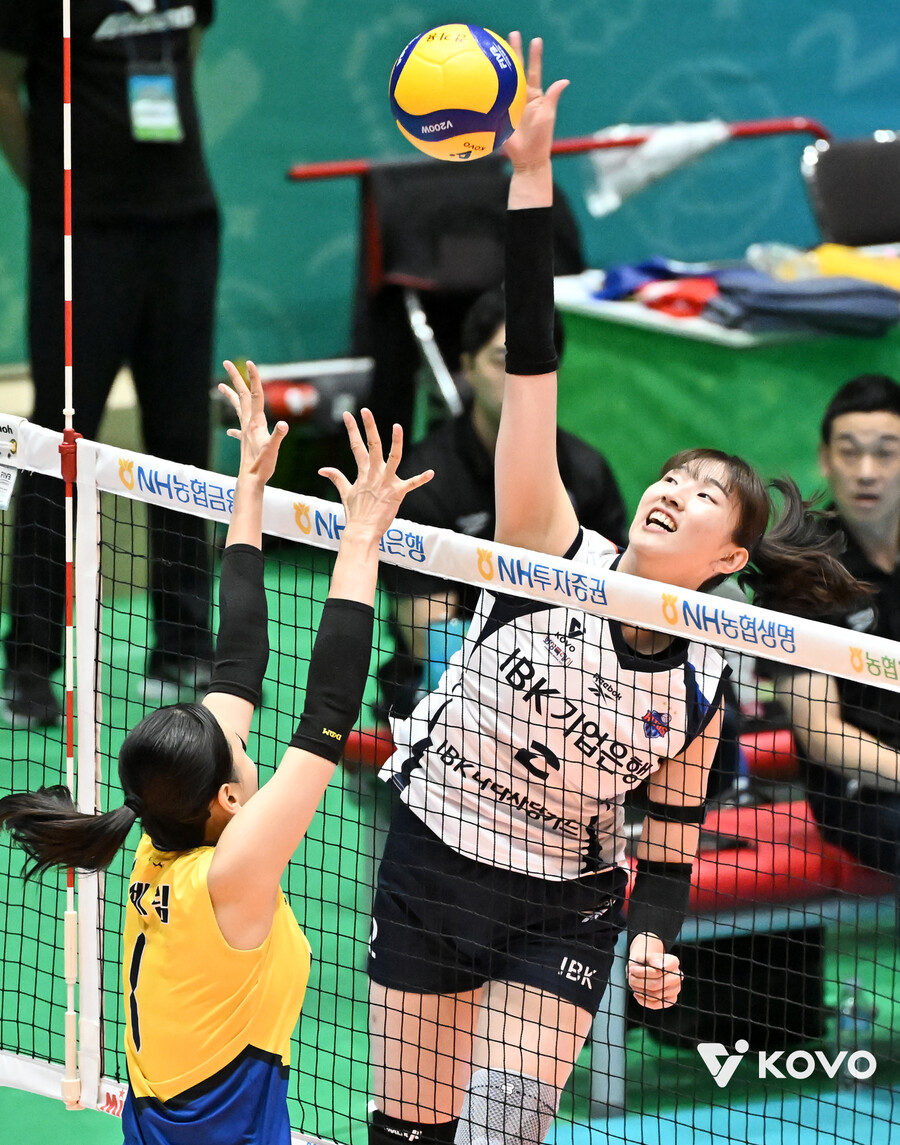 ▲ 공격하는 IBK기업은행 이주아 ⓒKOVO