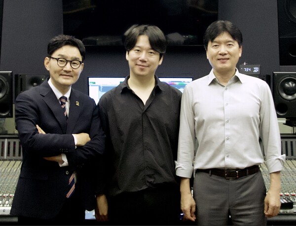 ▲ APEC 정상회의 성공을 기원하는 헌정곡 ‘인류의 가슴에’가 29일 공개된다. 왼쪽부터 곡을 만든 작곡가 추가열, 노래 권영훈, 작사가 강원석. 제공|VIC